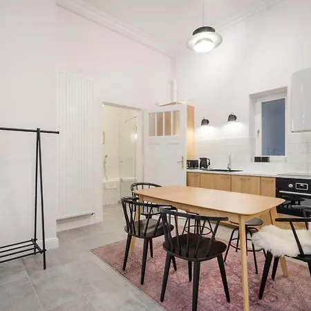 Bpr Scandi - Designer At Kiraly Street With Ac