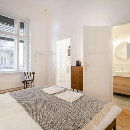 Apartment Bpr Scandi - Designer At Kiraly Street With Ac *